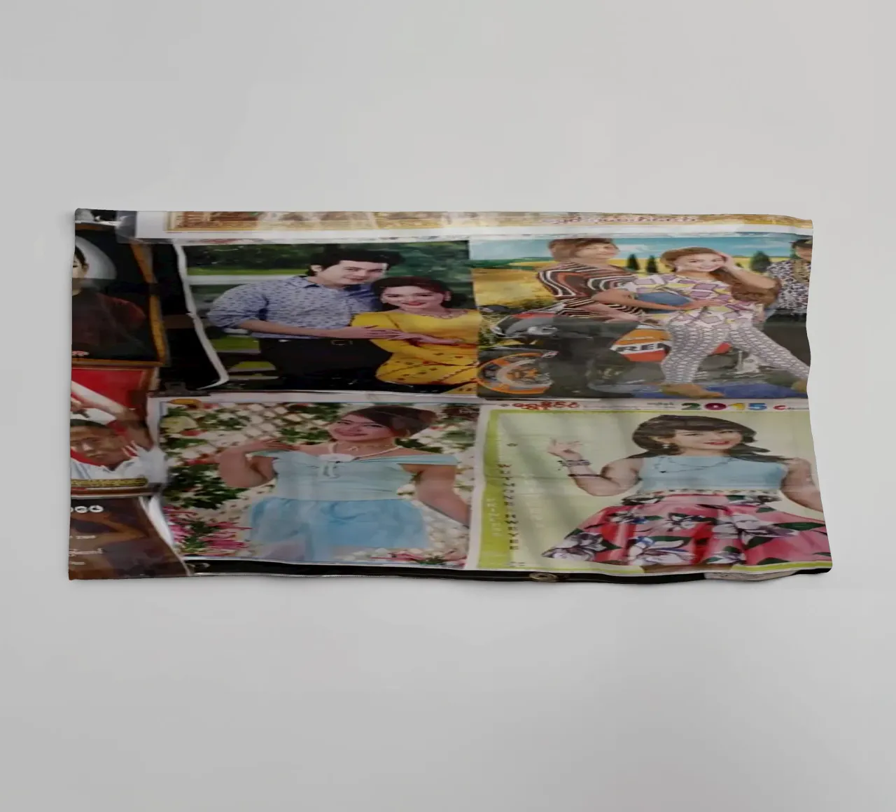 Manifesti in Myanmar asciugamano da bagno da Simon Koy