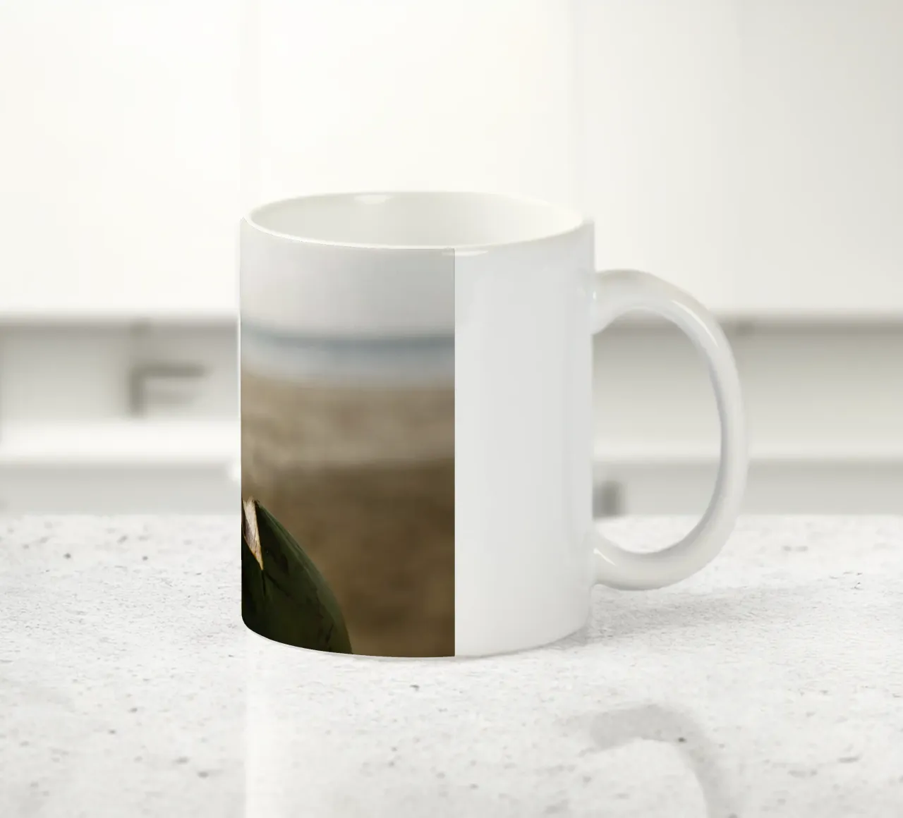 Bevanda al cocco sulla spiaggia, Myanmar tazza in ceramica da Simon Koy
