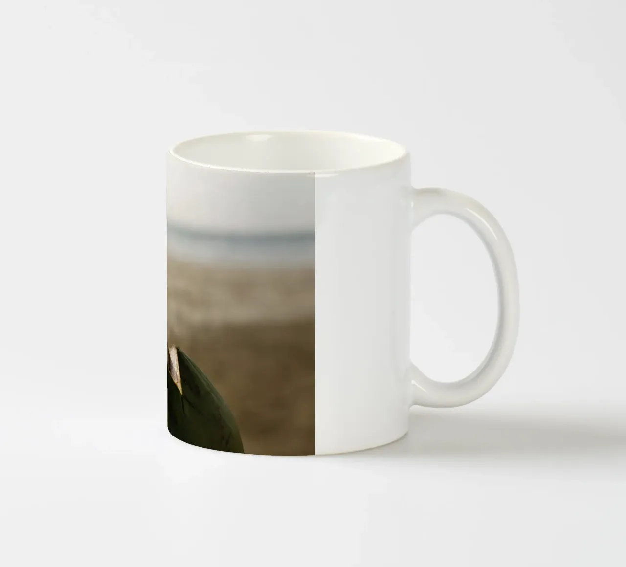 Bevanda al cocco sulla spiaggia, Myanmar tazza in ceramica da Simon Koy