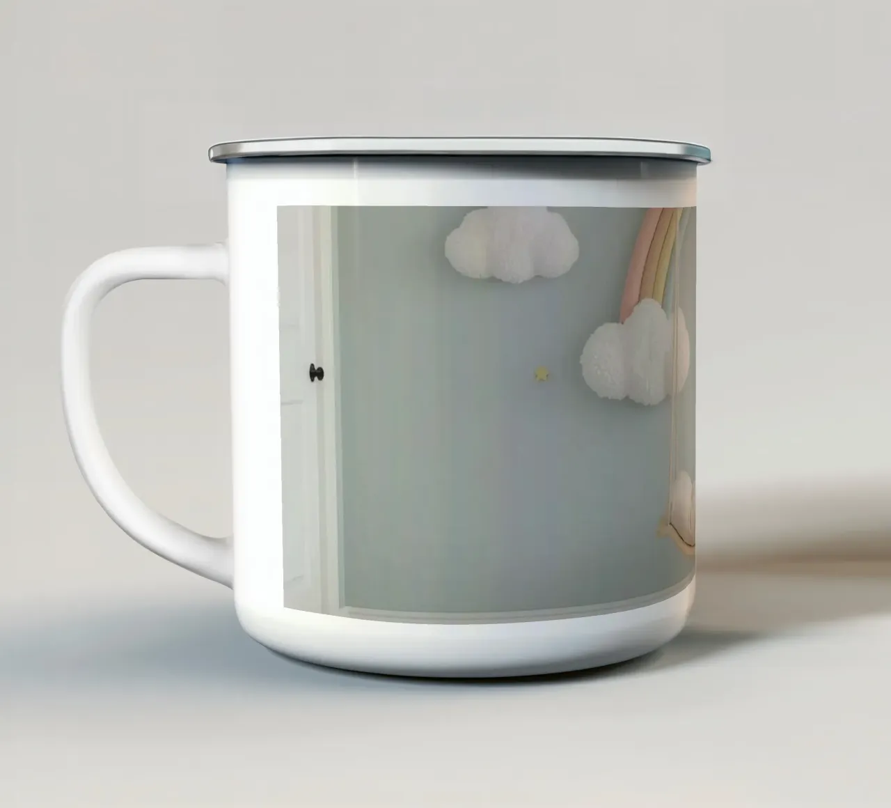 Decorazione per la camera dei bambini con nuvole arcobaleno e altalena tazza in smalto da DesignDoodle