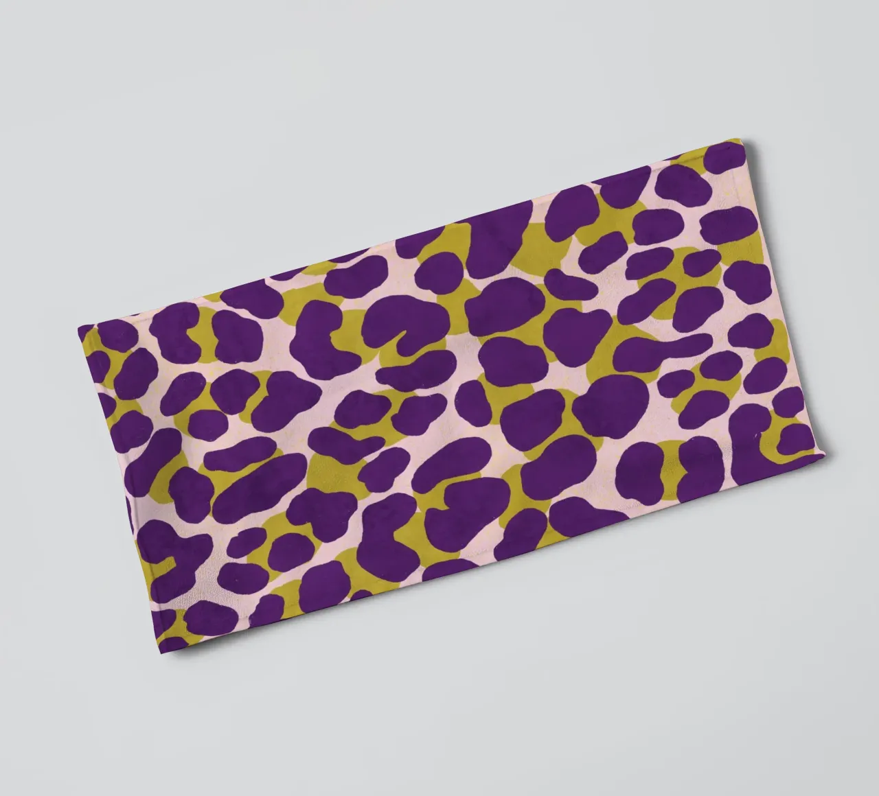 Imprimé léopard dans les couleurs d'automne violet et vert pomme serviette de bain de CalliLetters