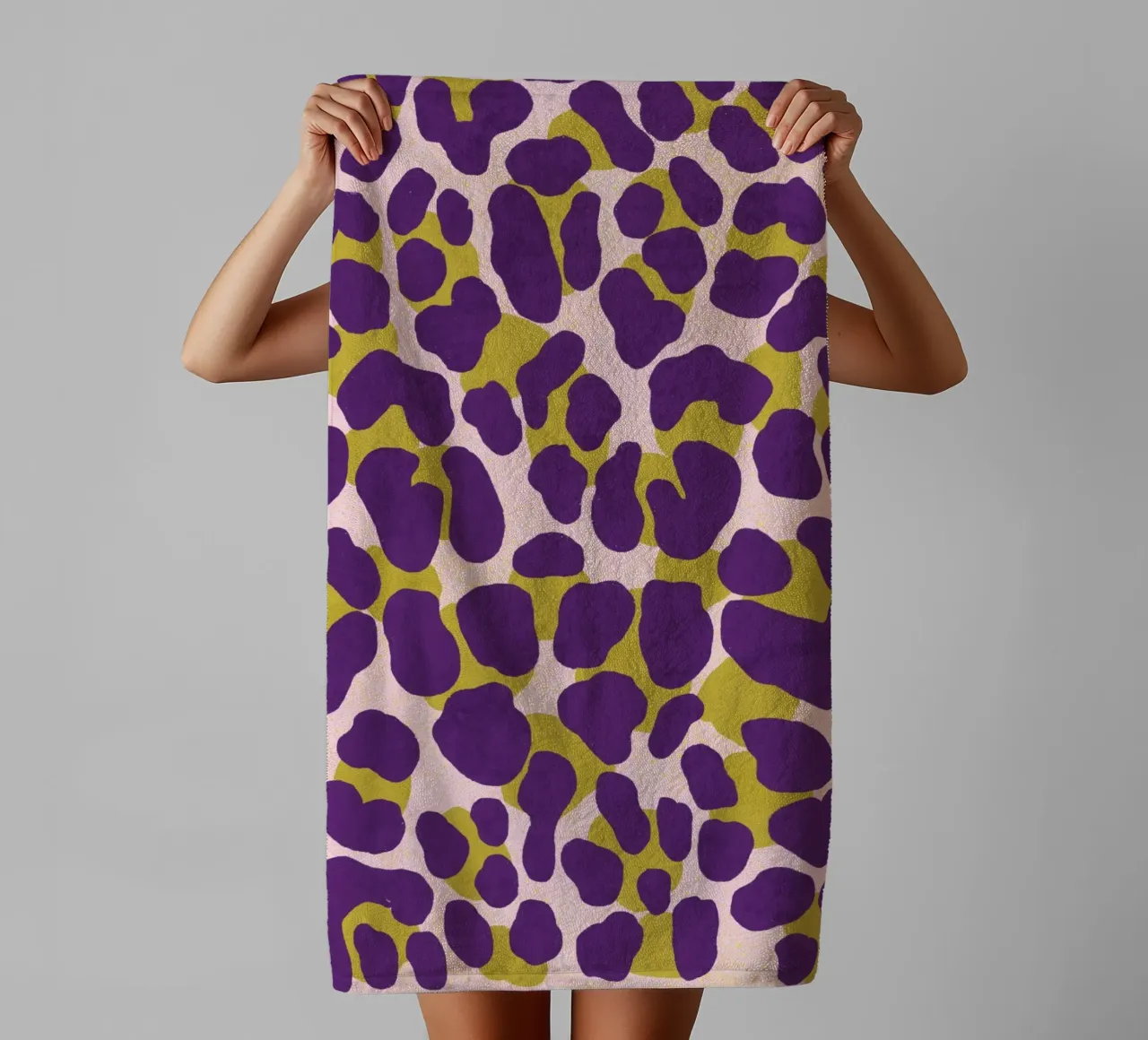 Imprimé léopard dans les couleurs d'automne violet et vert pomme serviette de bain de CalliLetters