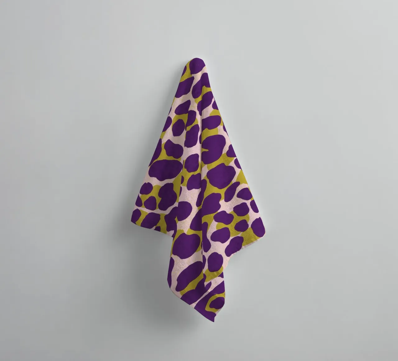 Imprimé léopard dans les couleurs d'automne violet et vert pomme serviette de bain de CalliLetters