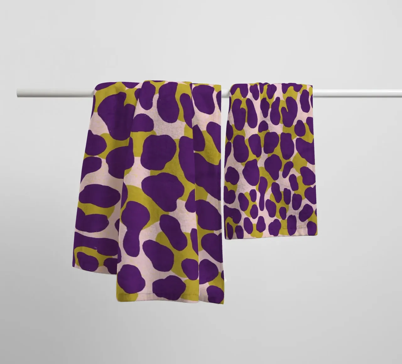 Imprimé léopard dans les couleurs d'automne violet et vert pomme serviette de bain de CalliLetters
