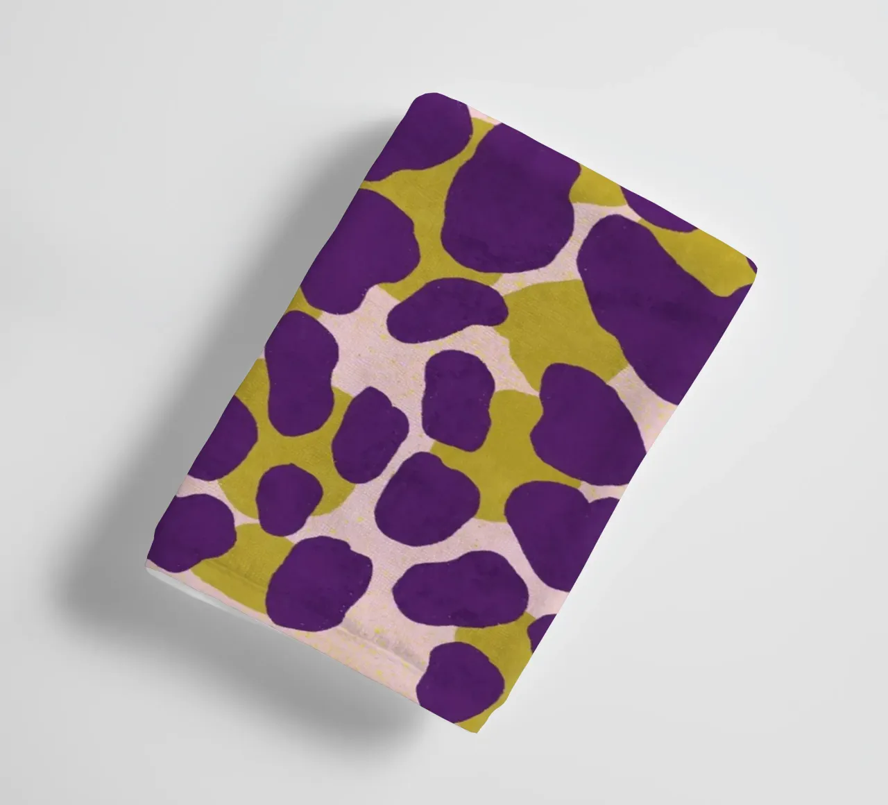 Imprimé léopard dans les couleurs d'automne violet et vert pomme serviette de bain de CalliLetters