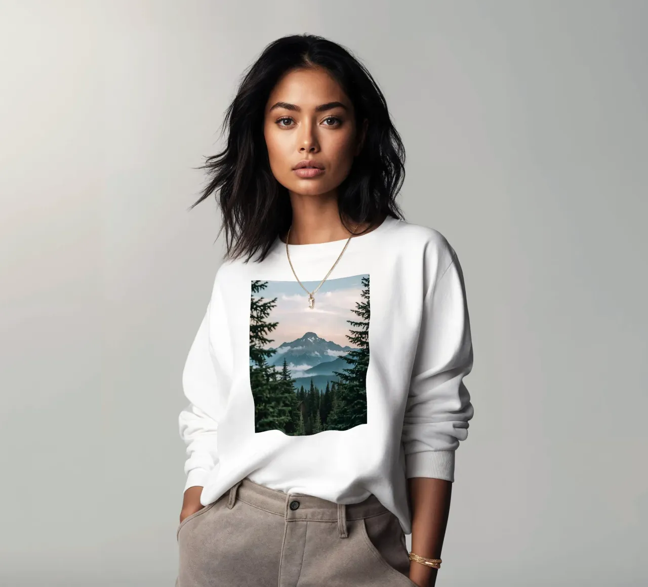 Bosque de coníferas que enmarca un pico nevado sudadera de DesignDoodle