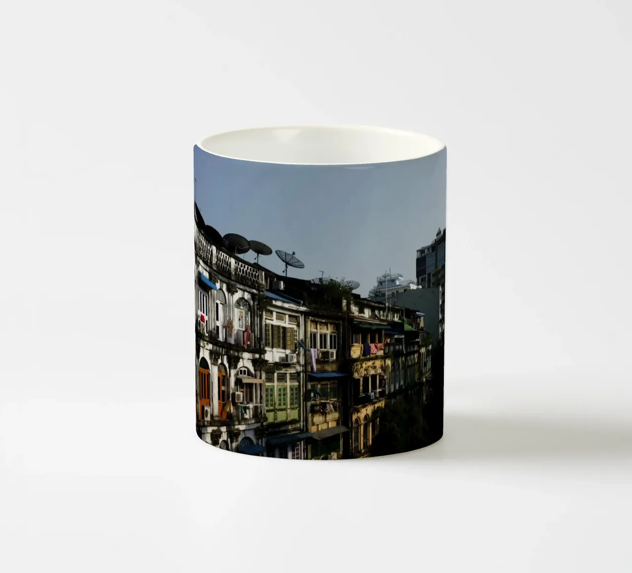 Yanggon, Myanmar tazza in ceramica da Simon Koy