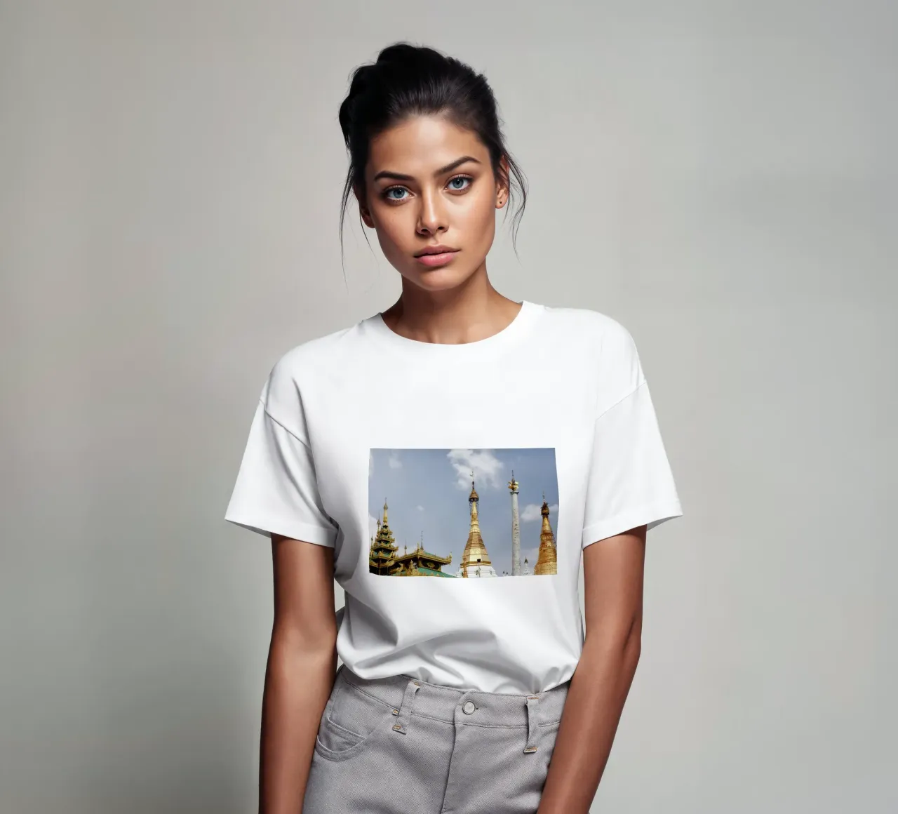 Complesso di templi di Yangoon, Myanmar t-shirt da Simon Koy
