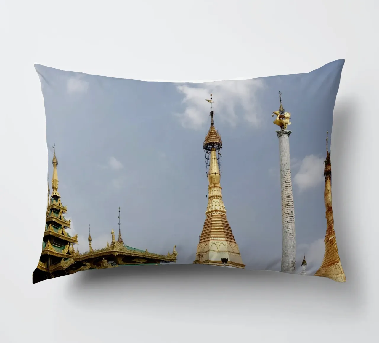Complesso di templi di Yangoon, Myanmar cuscino da Simon Koy