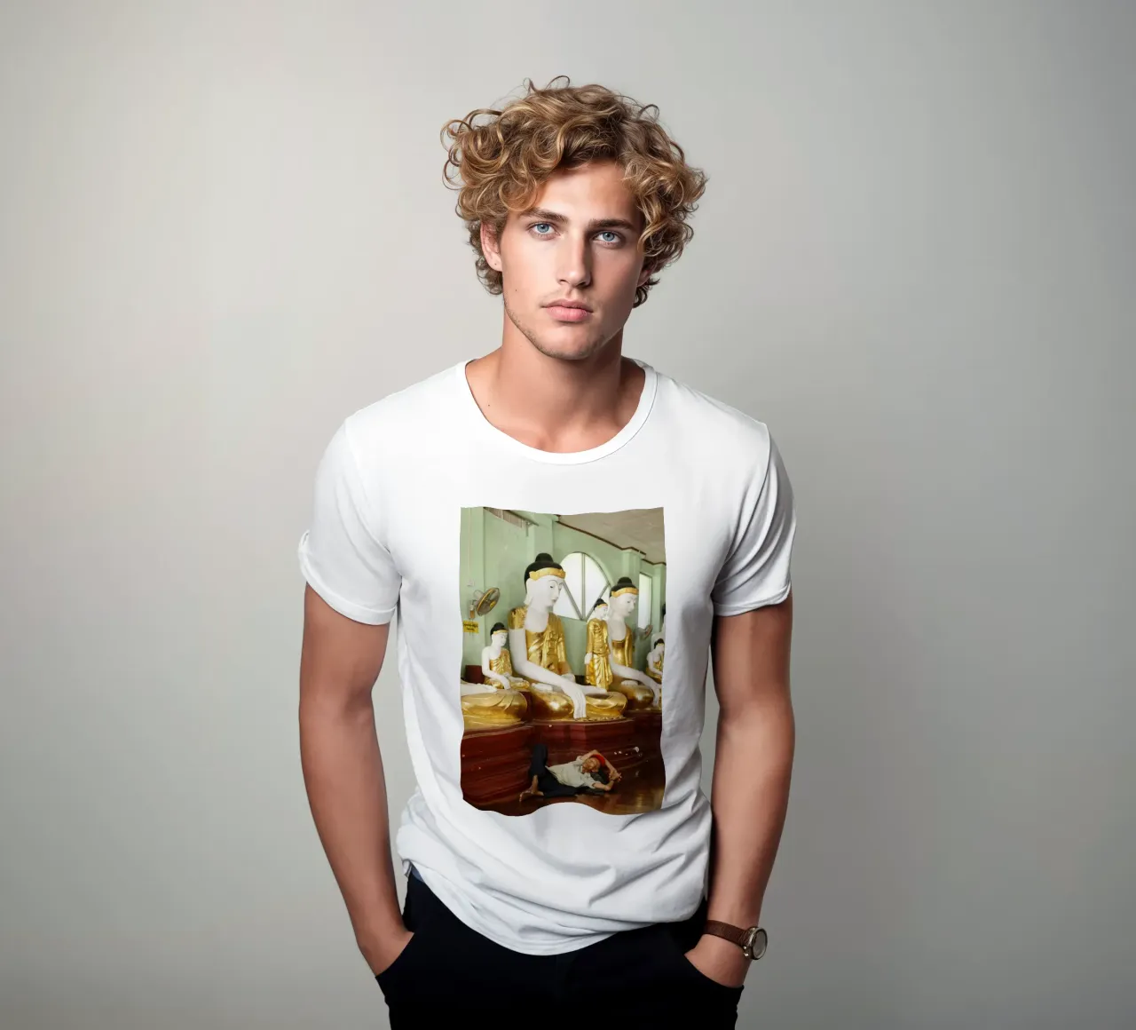 Tempio di Yangoon, Myanmar t-shirt da Simon Koy