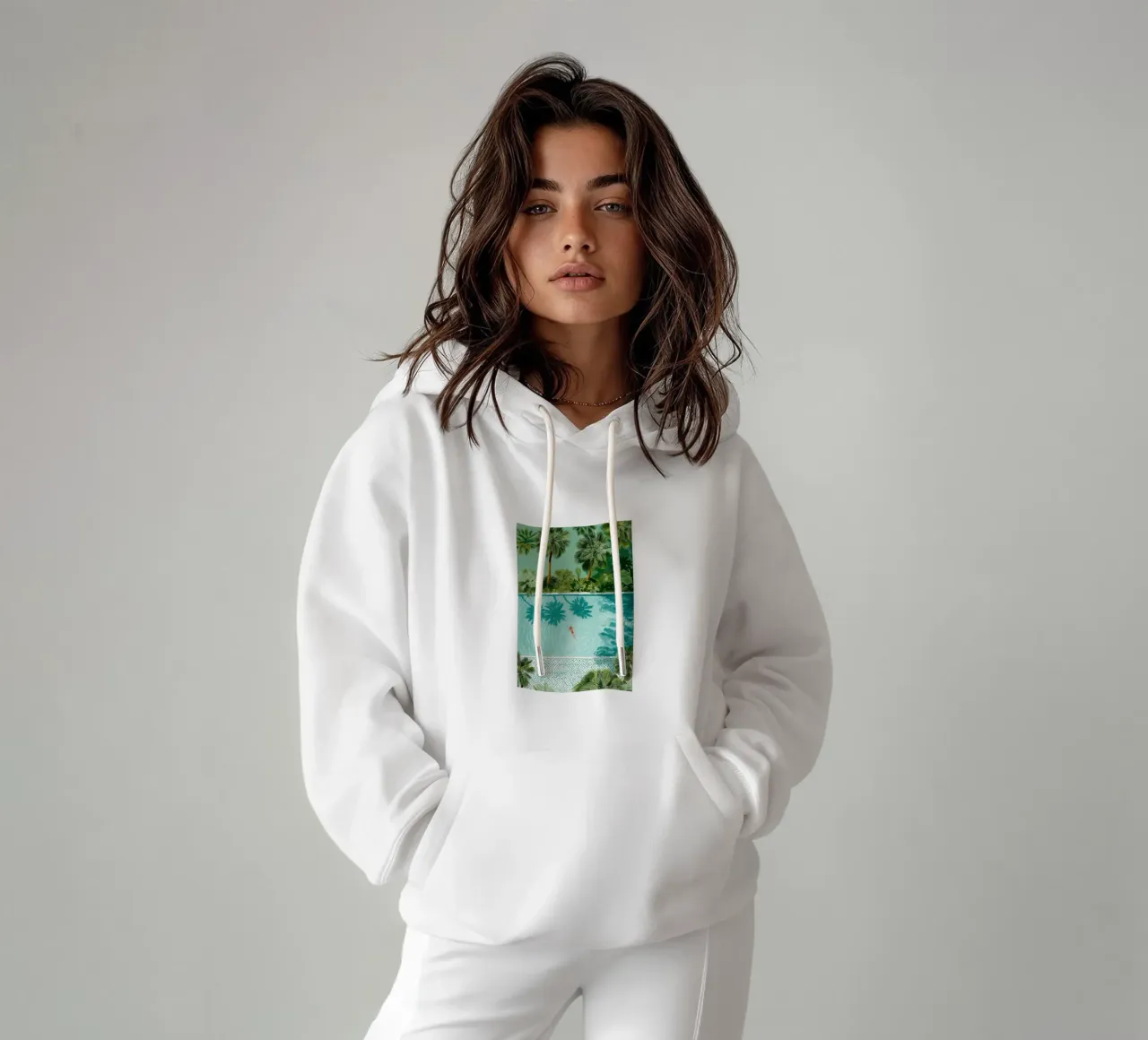 The Pool of Whispering Palms felpa con cappuccio da Clara August