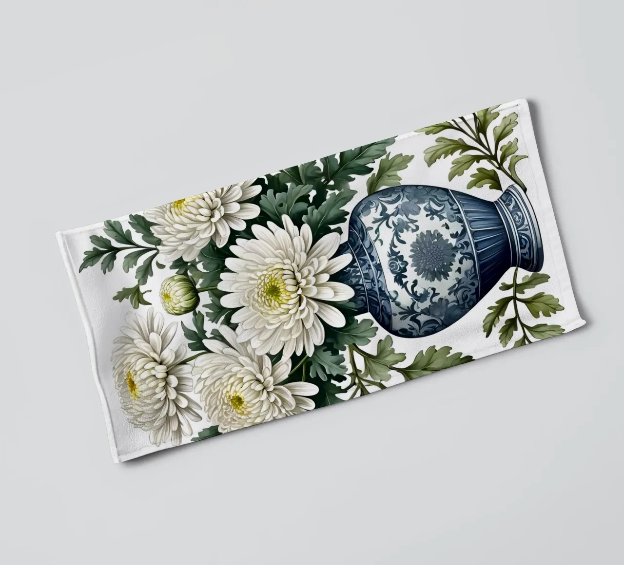Eleganti crisantemi bianchi in un vaso bianco e blu asciugamano da bagno da Artistic-shop