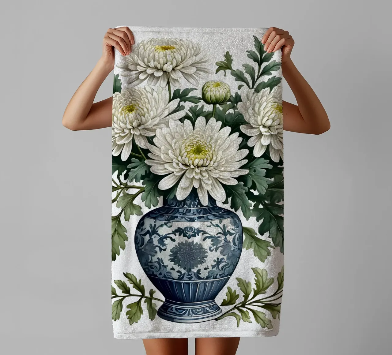Eleganti crisantemi bianchi in un vaso bianco e blu asciugamano da bagno da Artistic-shop