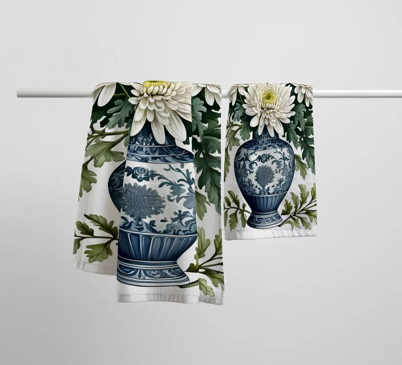 Eleganti crisantemi bianchi in un vaso bianco e blu asciugamano da bagno da Artistic-shop
