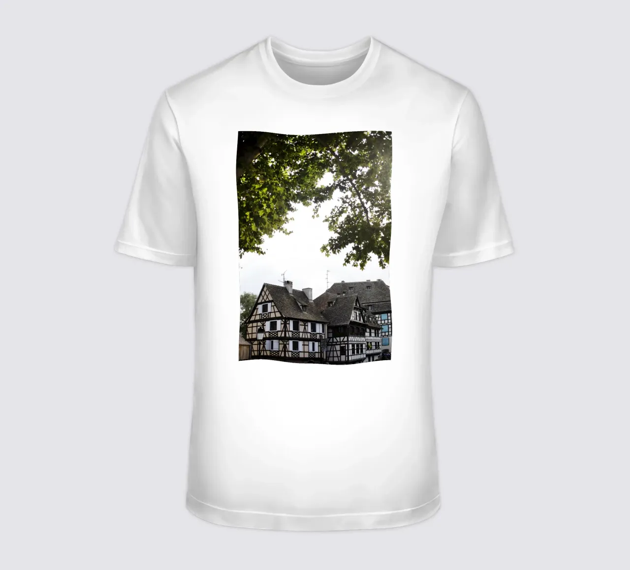 Case a graticcio a Strasburgo (Francia) t-shirt da Simon Koy