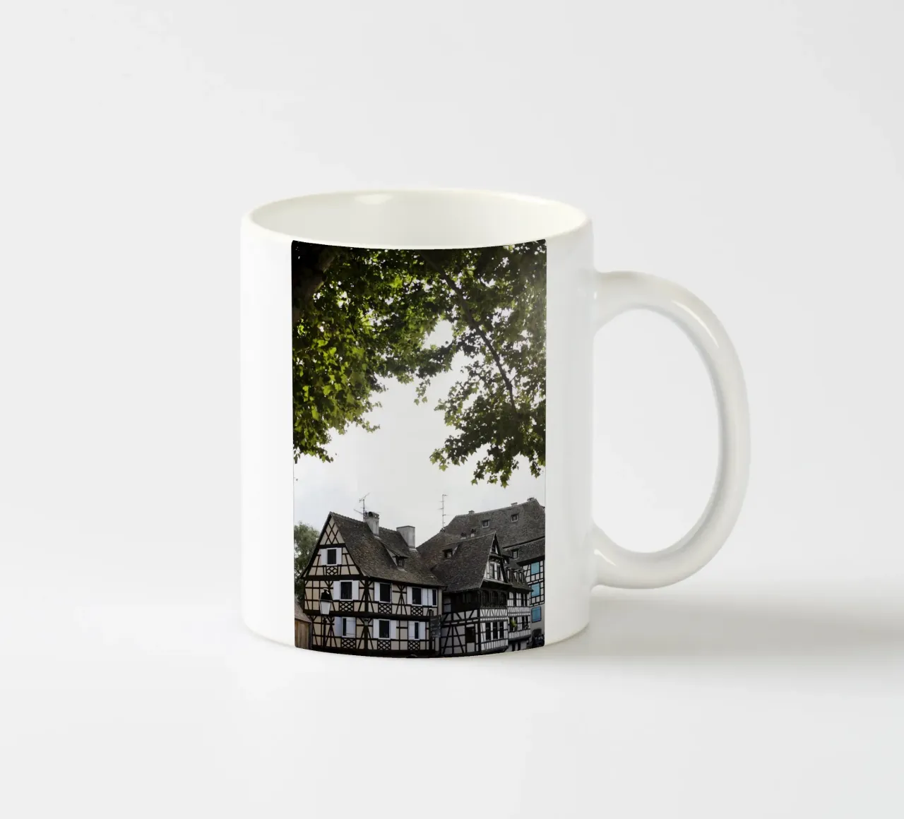 Case a graticcio a Strasburgo (Francia) tazza in ceramica da Simon Koy
