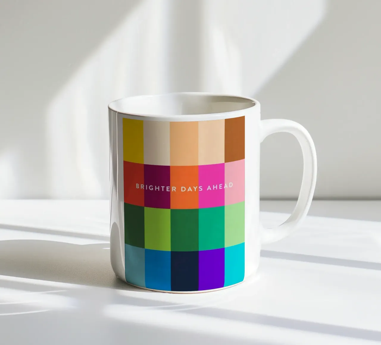 Assegni luminosi - Giorni più luminosi in arrivo tazza in ceramica da Dominique Vari Abstract