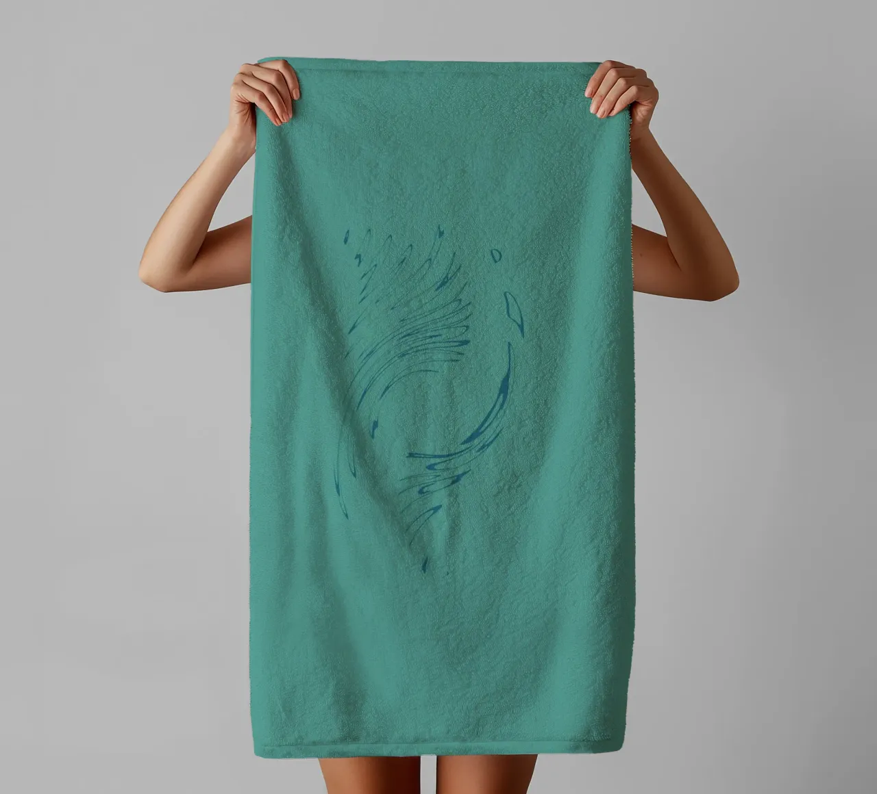 Motif circulaire abstrait et dynamique dans les tons bleus serviette de bain de Something for you