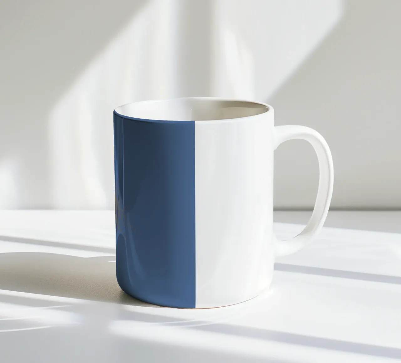 Motif circulaire abstrait et dynamique en bleu et jaune mug en céramique de Something for you