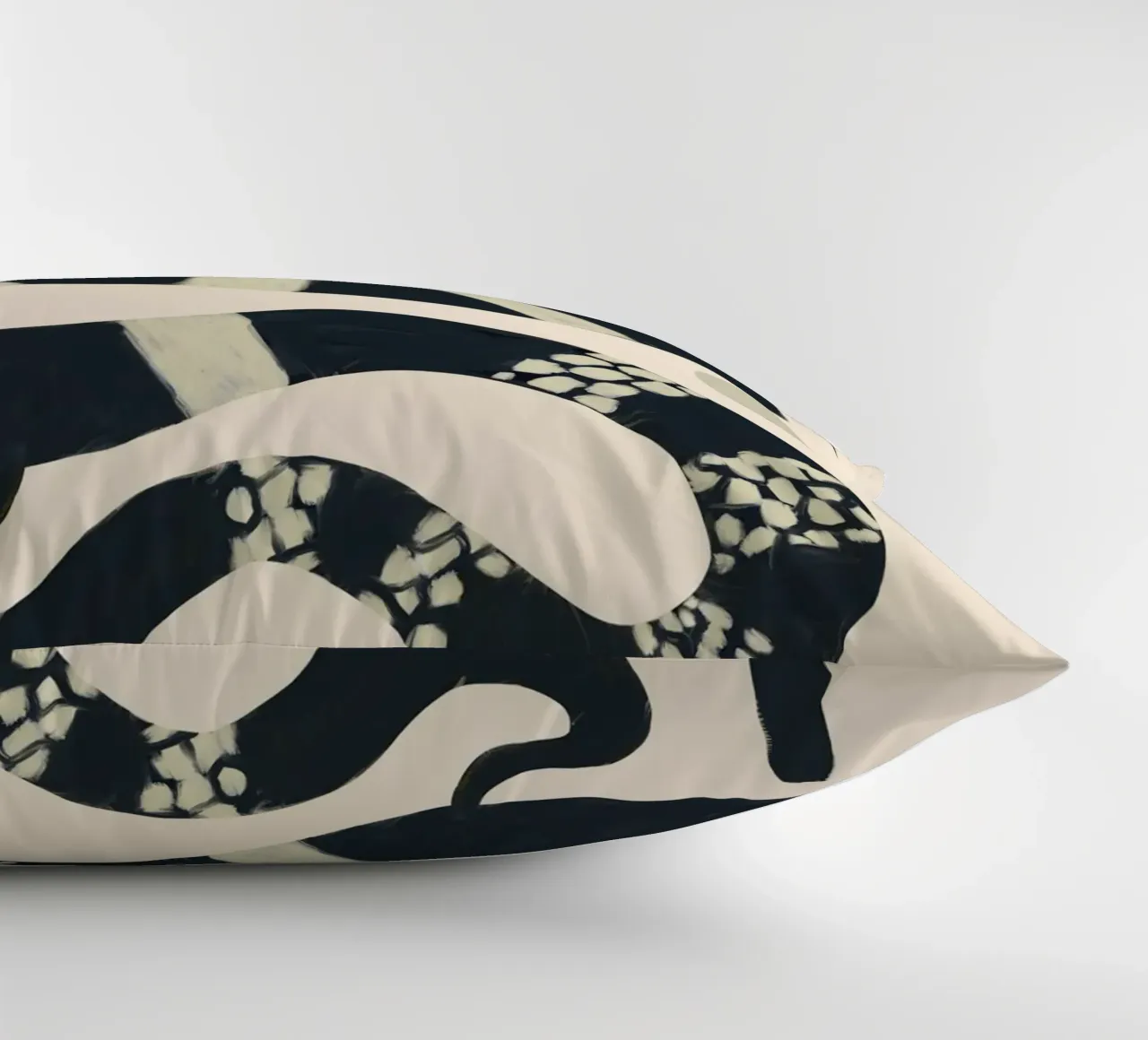 Serpente bianco e nero cuscino da ThingDesign