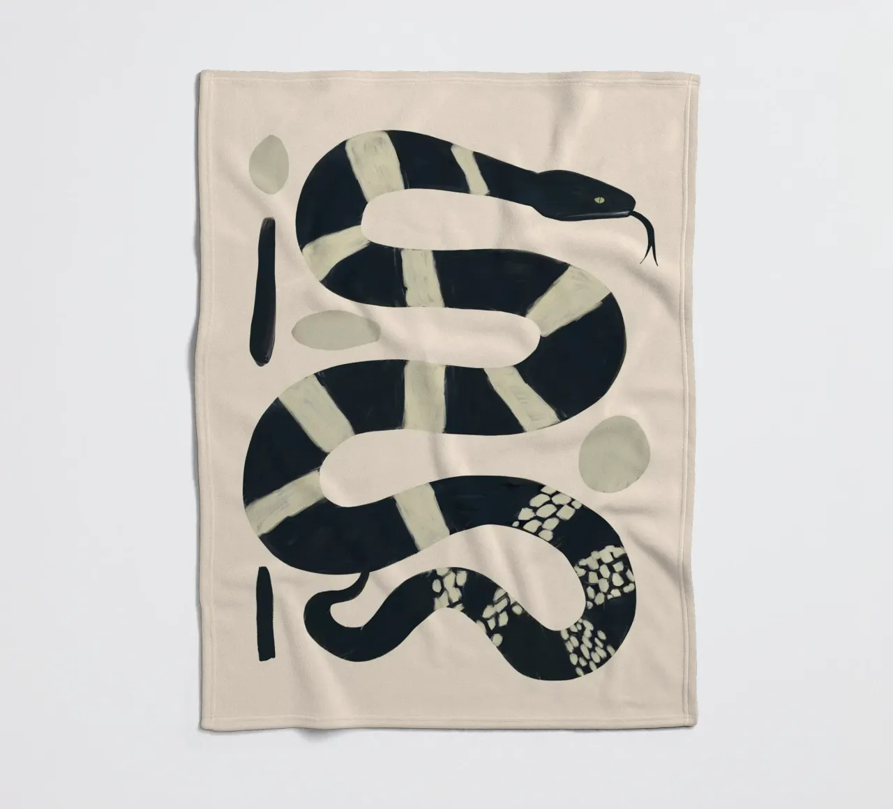 Serpente bianco e nero coperta in pile da ThingDesign