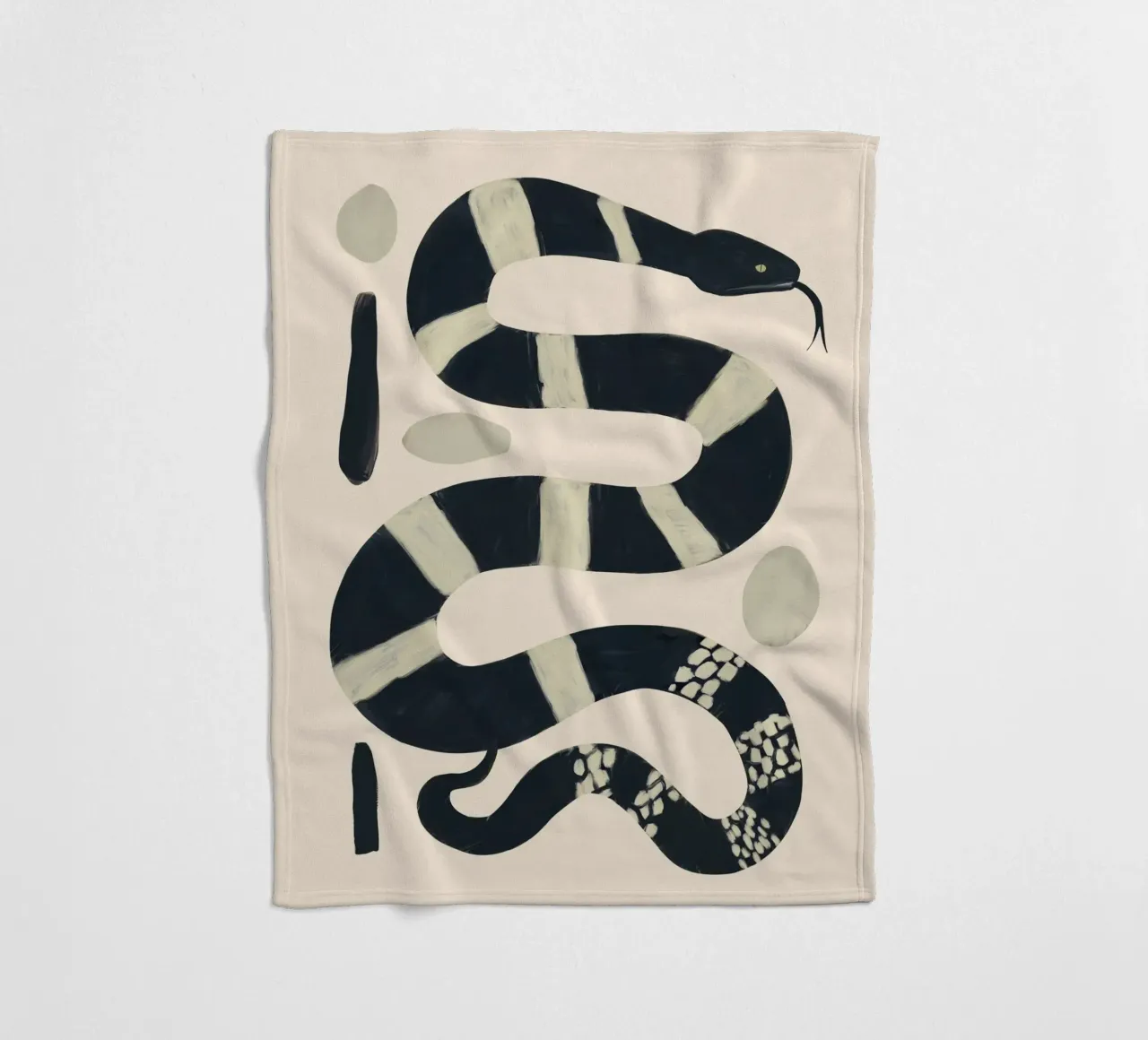 Serpente bianco e nero coperta in pile da ThingDesign