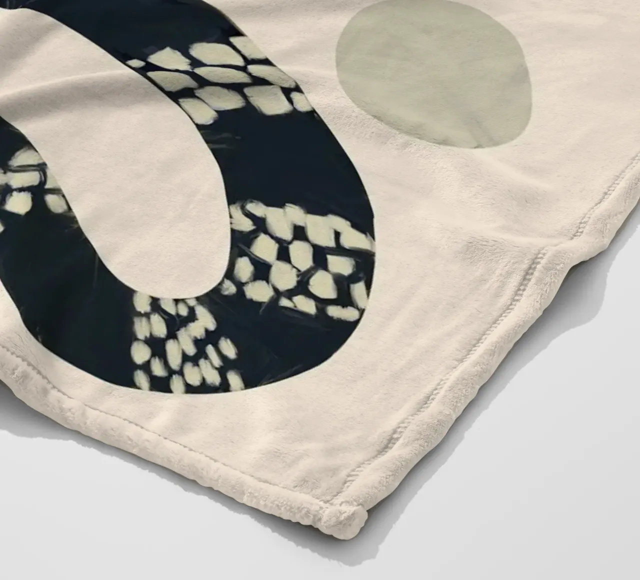 Serpente bianco e nero coperta in pile da ThingDesign