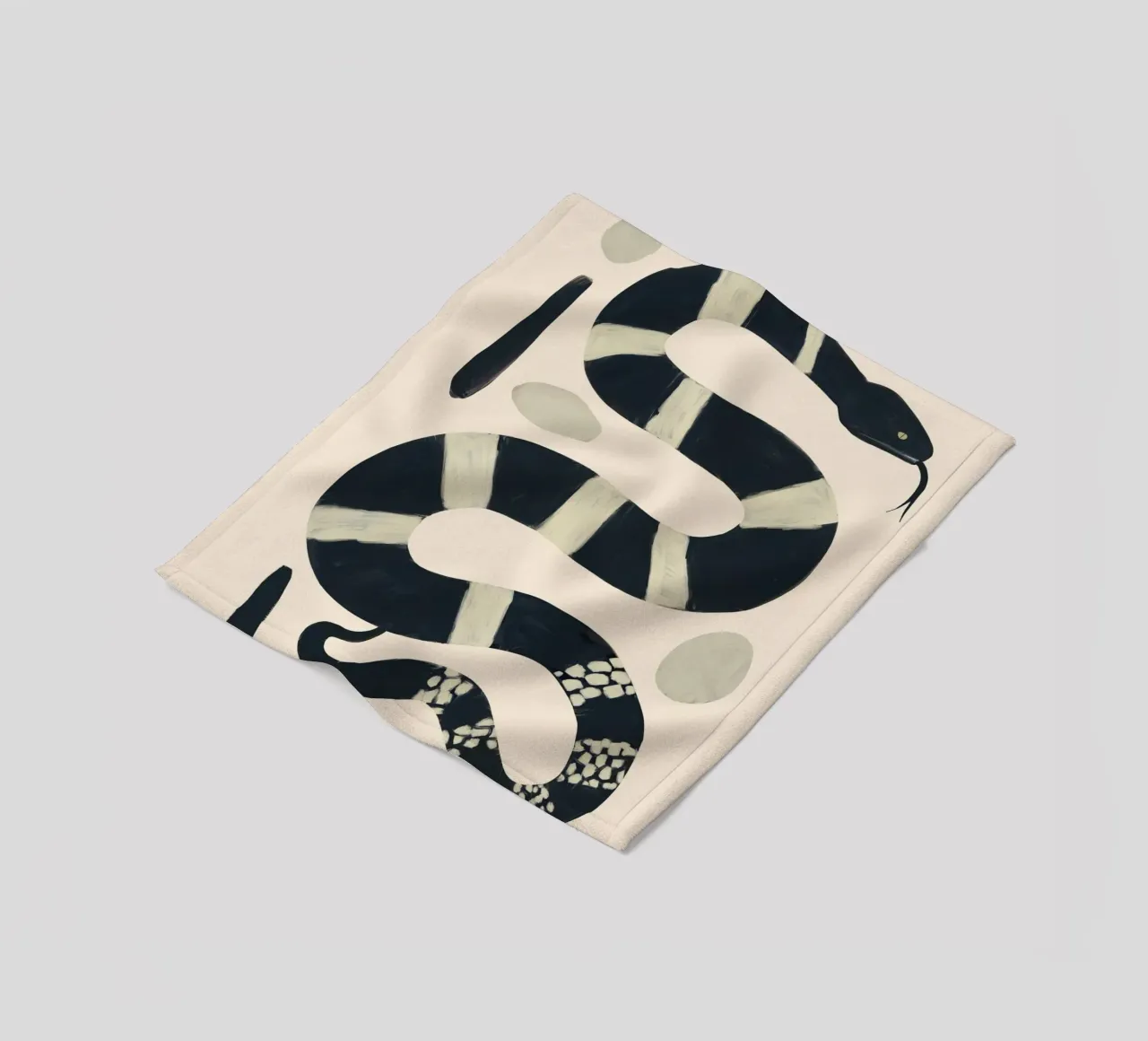 Serpente bianco e nero coperta in pile da ThingDesign