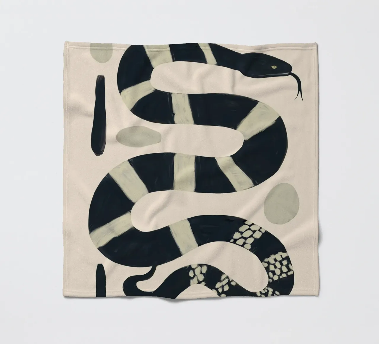 Serpente bianco e nero coperta in pile da ThingDesign