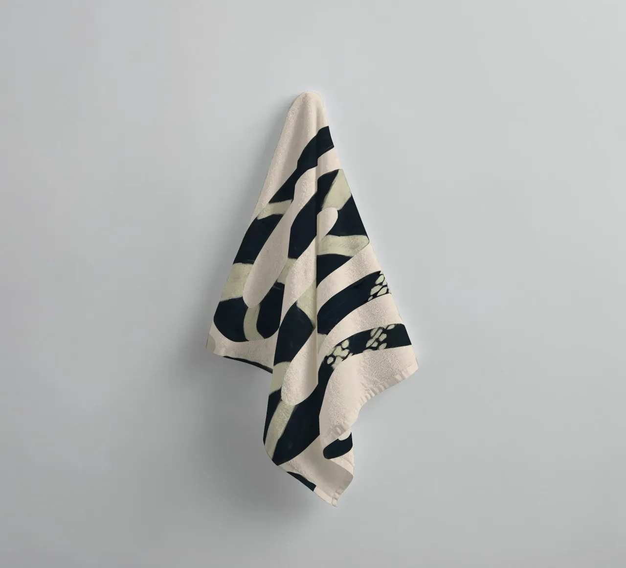 Serpente bianco e nero asciugamano da bagno da ThingDesign