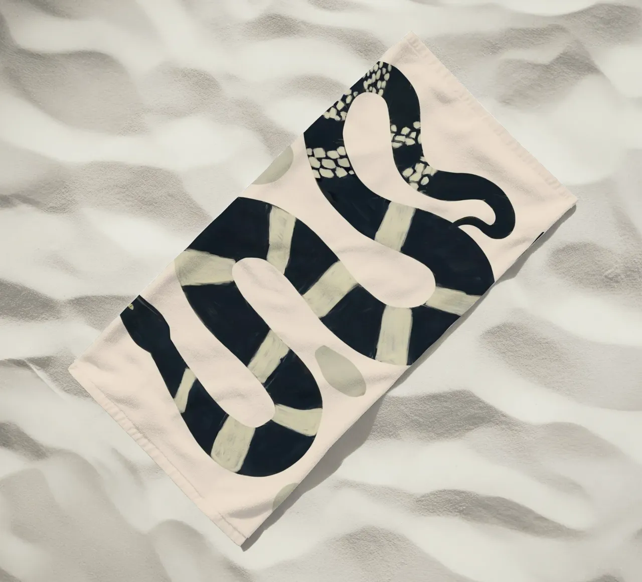 Serpente bianco e nero telo mare da ThingDesign