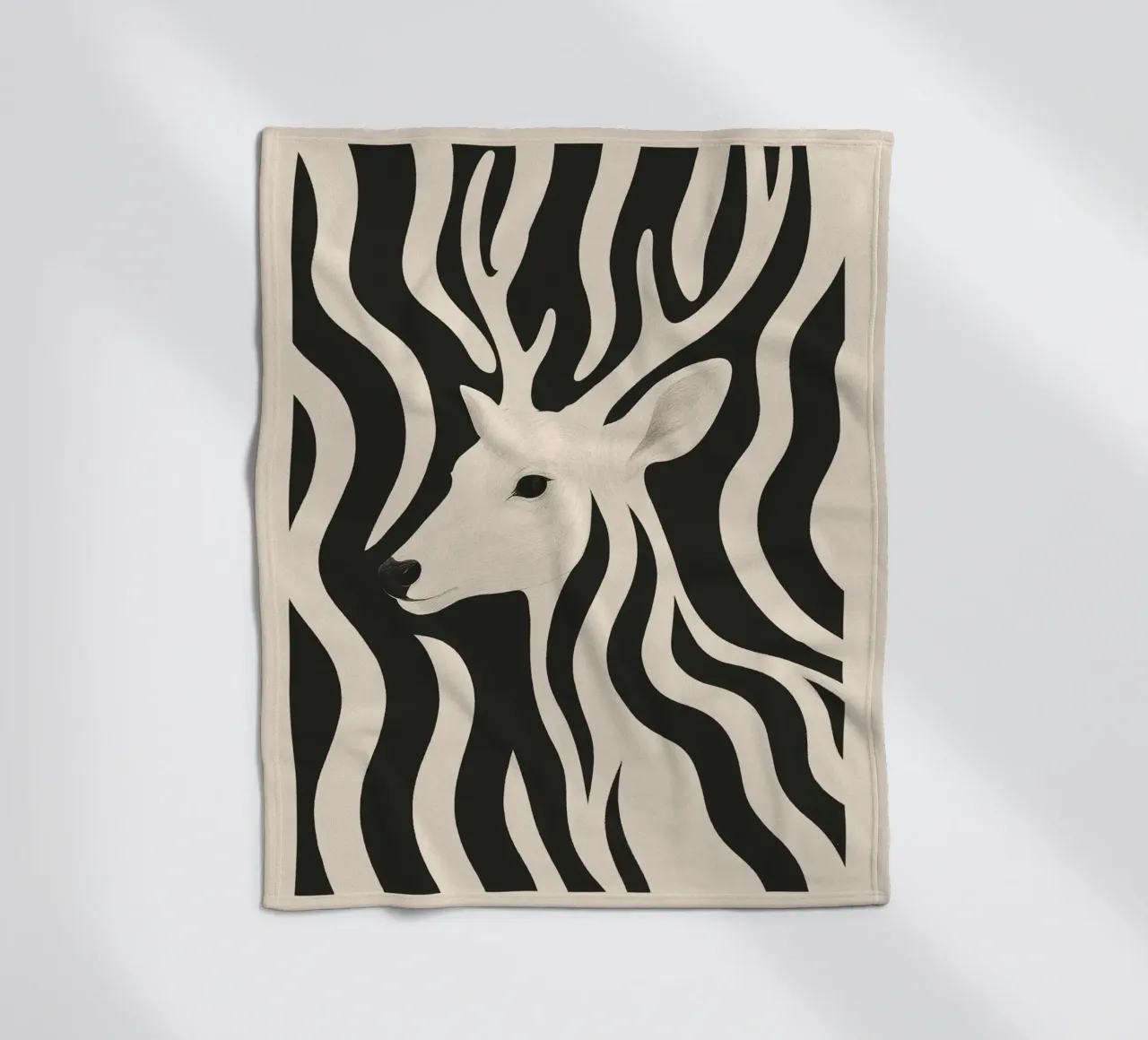 Cervo in bianco e nero coperta in pile da ThingDesign