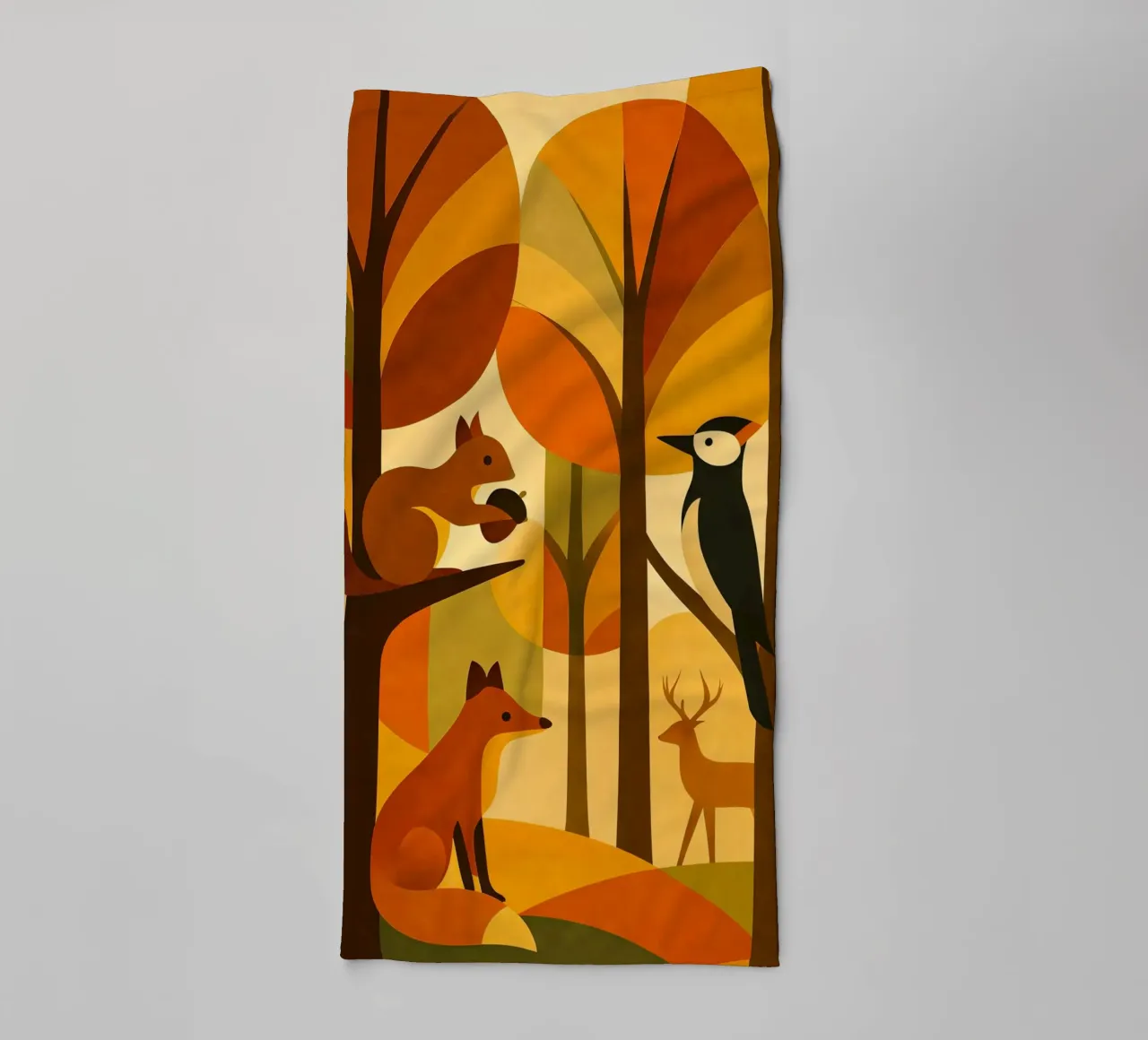 Scoiattolo, volpe e cervo in una foresta autunnale asciugamano da bagno da ARTOMATIC