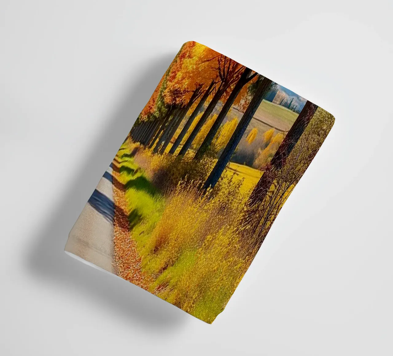 Albero_alleato_autunno_7 asciugamano da bagno da Fantasie & Mystikwelten by LK
