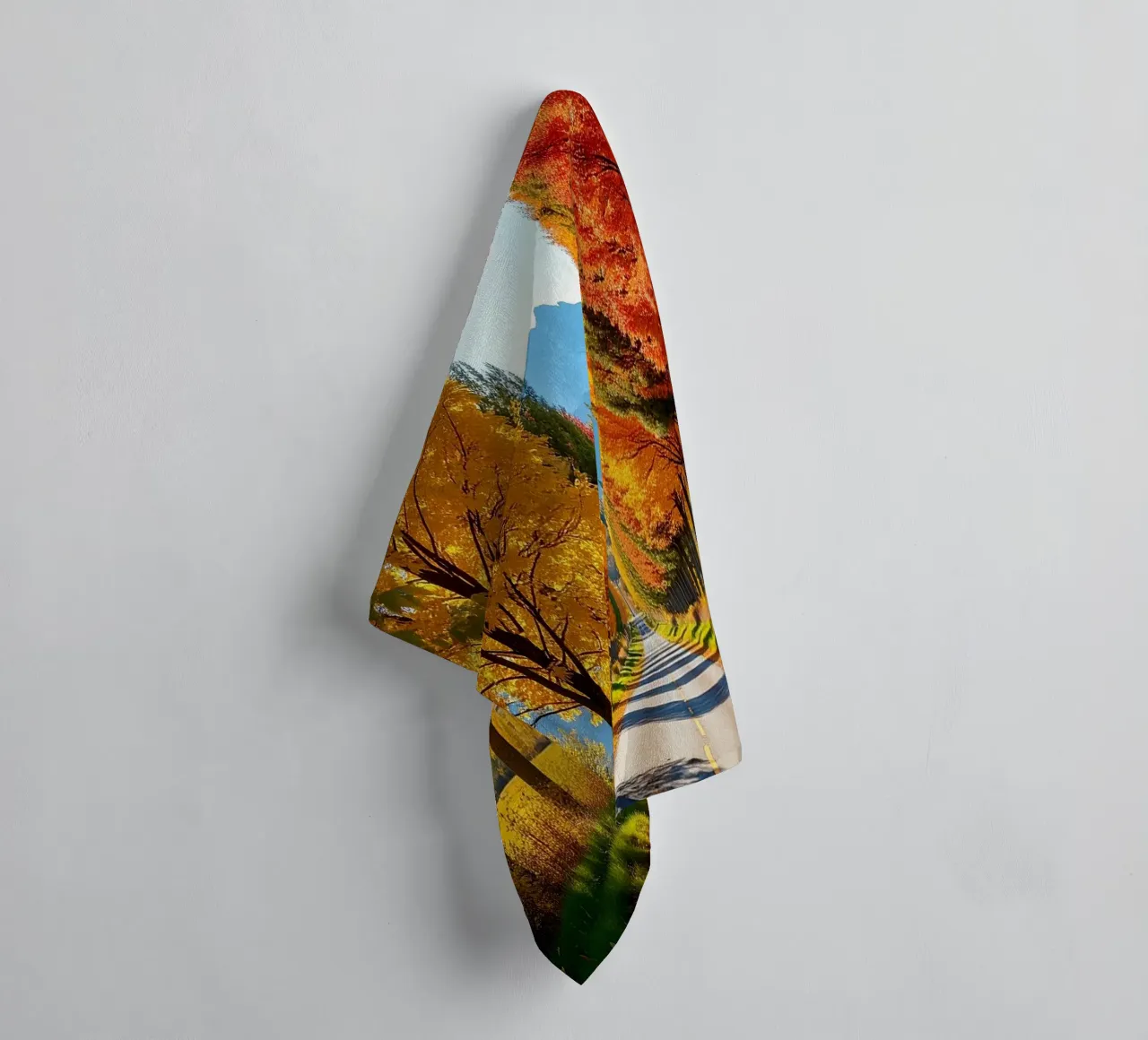 Albero_alleato_autunno_7 asciugamano da bagno da Fantasie & Mystikwelten by LK