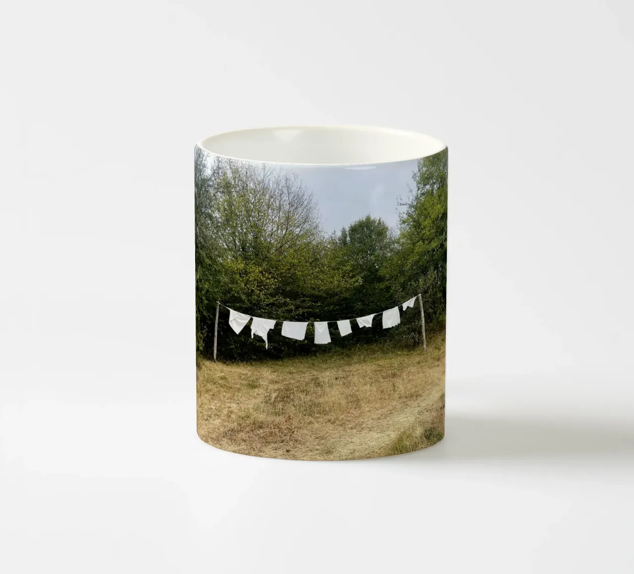 Wäscheleine a Cendry, Borgogna - Franche Comté tazza in ceramica da Simon Koy