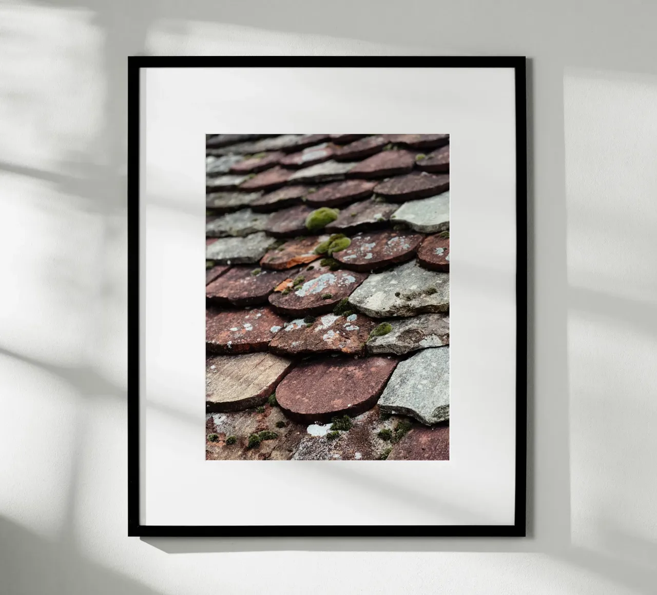 Dachziegel in Burgund - Franche Comté Poster mit Holzrahmen von fotokunst