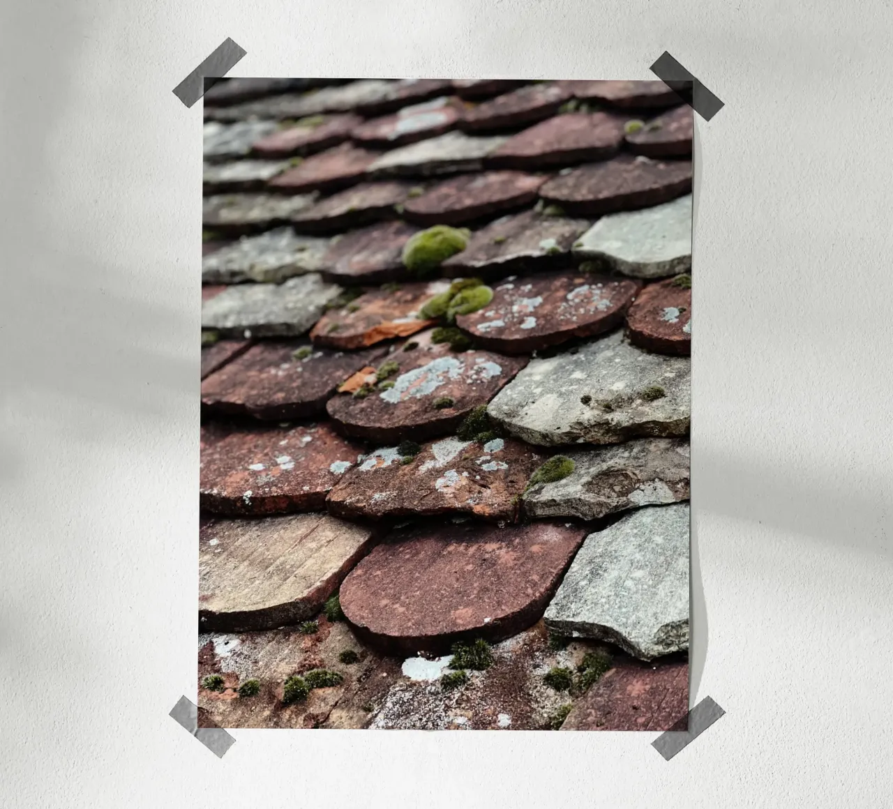 Dachziegel in Burgund - Franche Comté Poster mit Holzrahmen von fotokunst