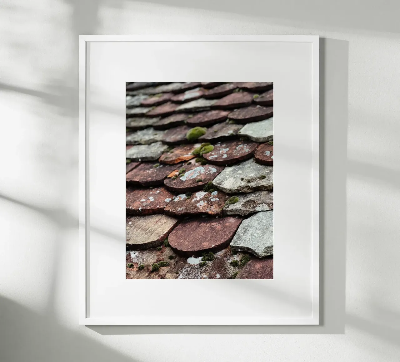 Dachziegel in Burgund - Franche Comté Poster mit Holzrahmen von fotokunst