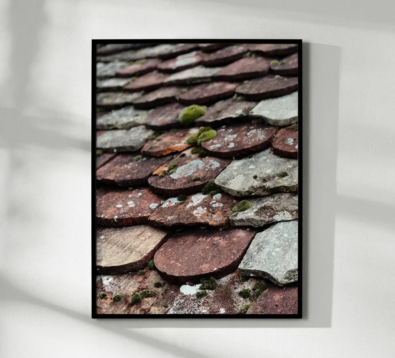 Dachziegel in Burgund - Franche Comté Poster mit Holzrahmen von fotokunst