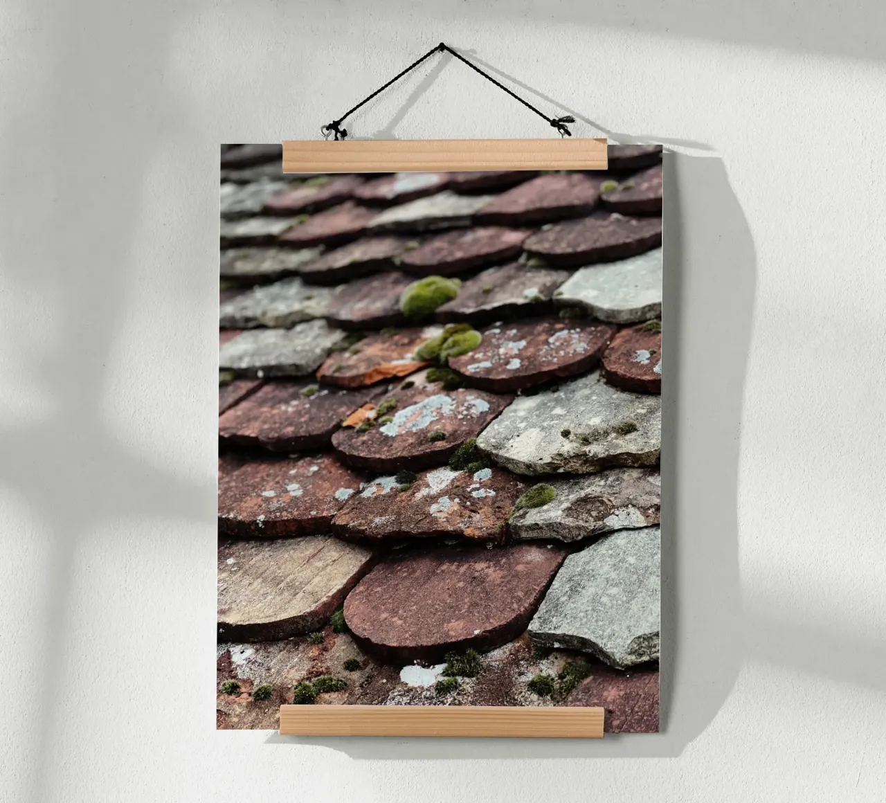 Dachziegel in Burgund - Franche Comté Poster mit Holzrahmen von fotokunst