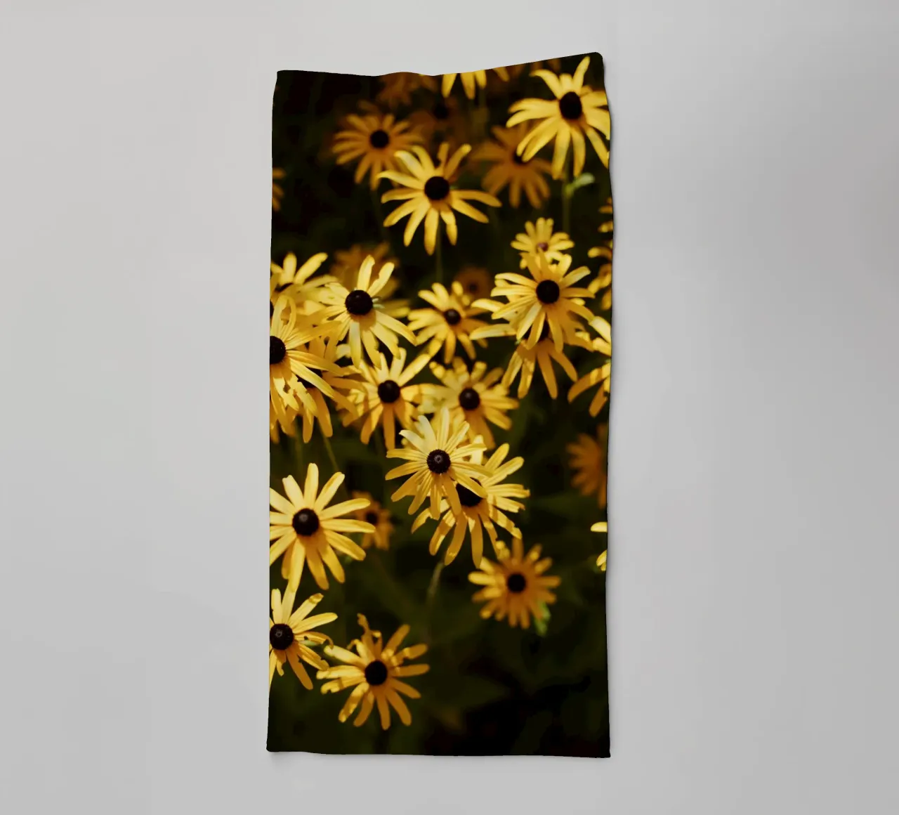 Blumen in Bourgogne - Franche Comté asciugamano da bagno da Simon Koy