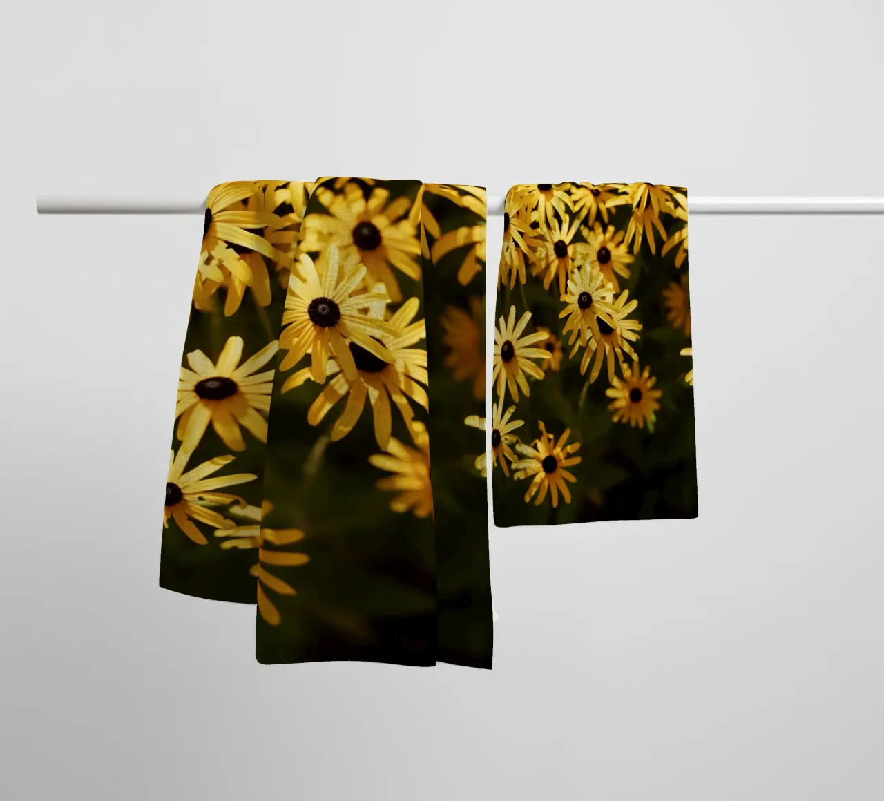 Blumen in Bourgogne - Franche Comté asciugamano da bagno da Simon Koy