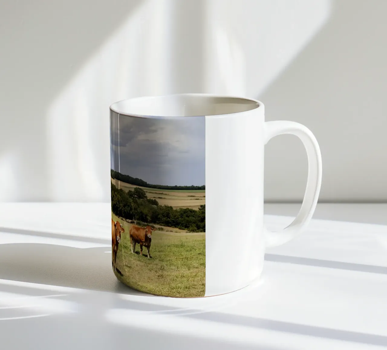 kühe in Bourgogne - Franche Comté tazza in ceramica da Simon Koy
