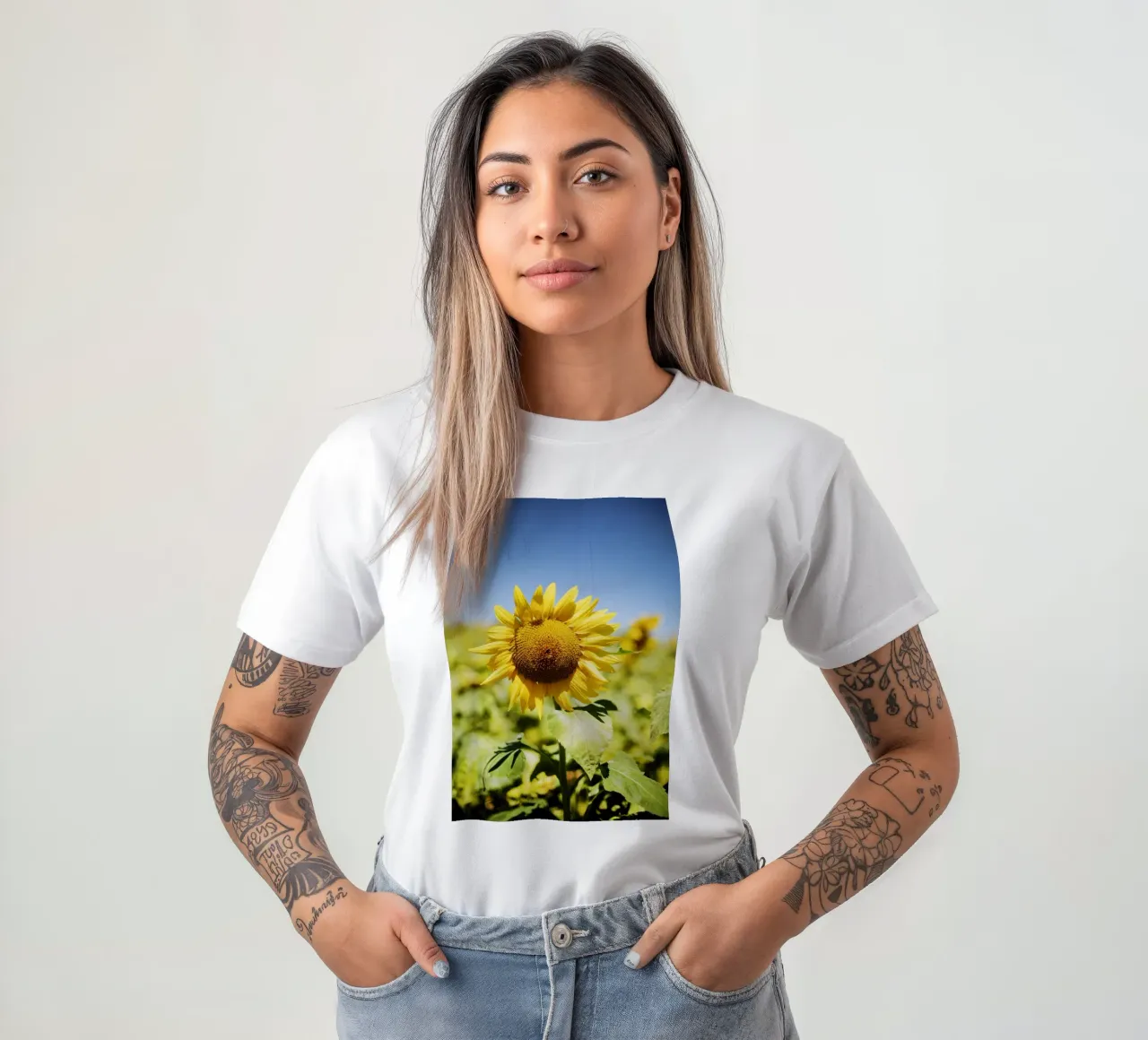 Sonnenblume in Bourgogne - Franche Comté, Frankreich t-shirt da Simon Koy