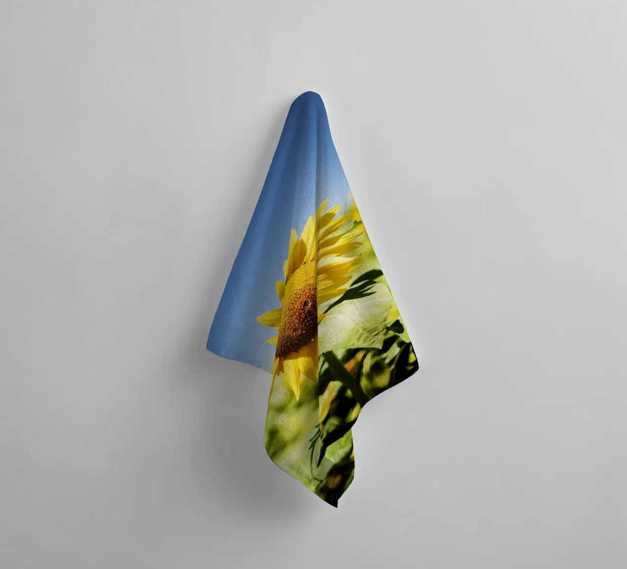 Sonnenblume in Bourgogne - Franche Comté, Frankreich asciugamano da bagno da Simon Koy