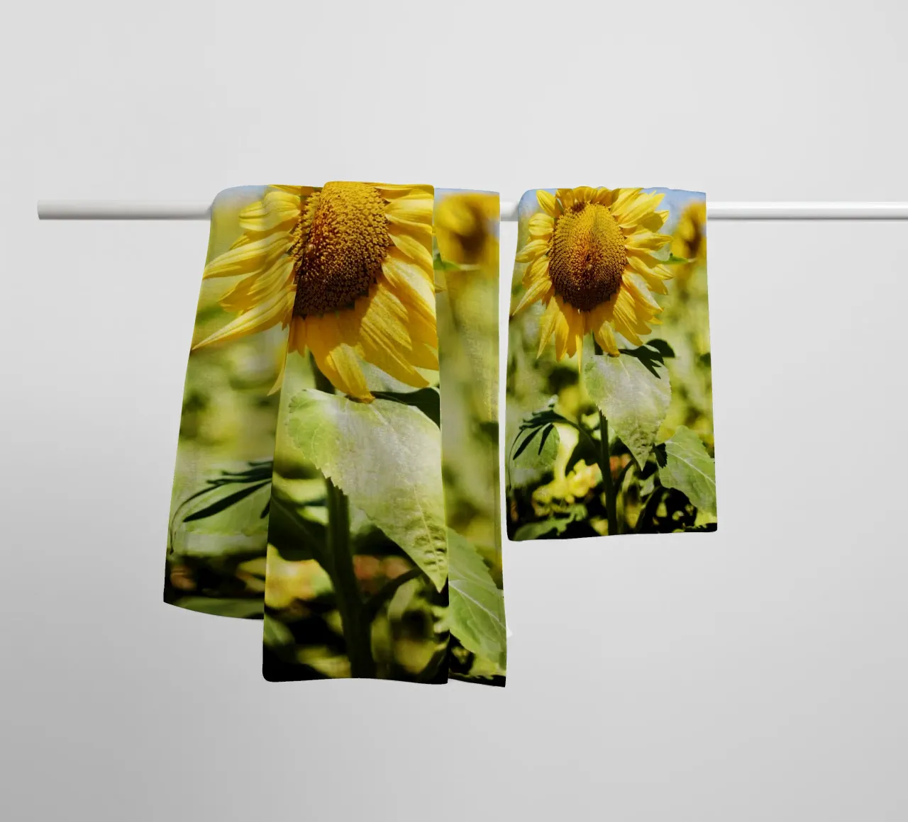 Sonnenblume in Bourgogne - Franche Comté, Frankreich asciugamano da bagno da Simon Koy