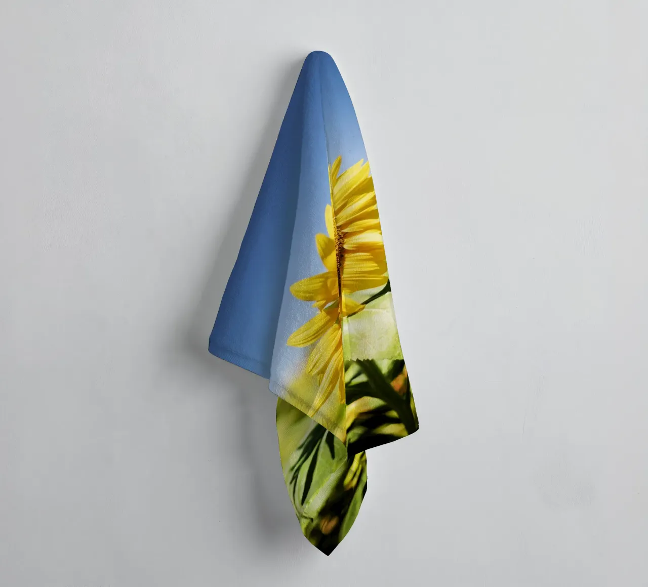 Sonnenblume in Bourgogne - Franche Comté, Frankreich asciugamano da bagno da Simon Koy