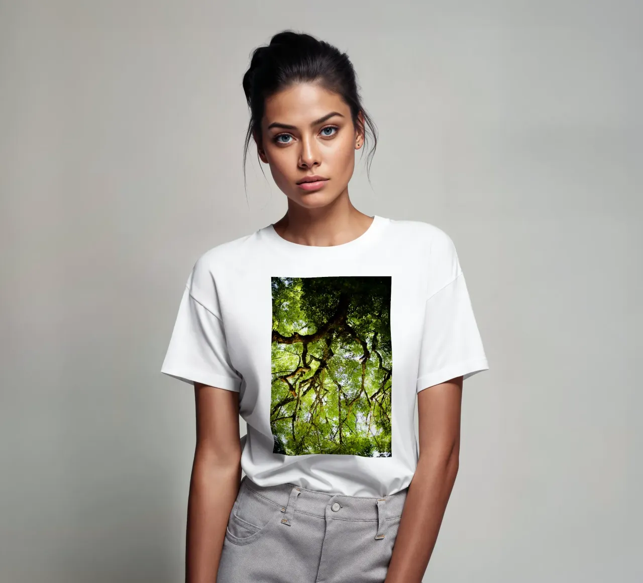 Baum in Bourgogne - Franche Comté, Frankreich t-shirt da Simon Koy