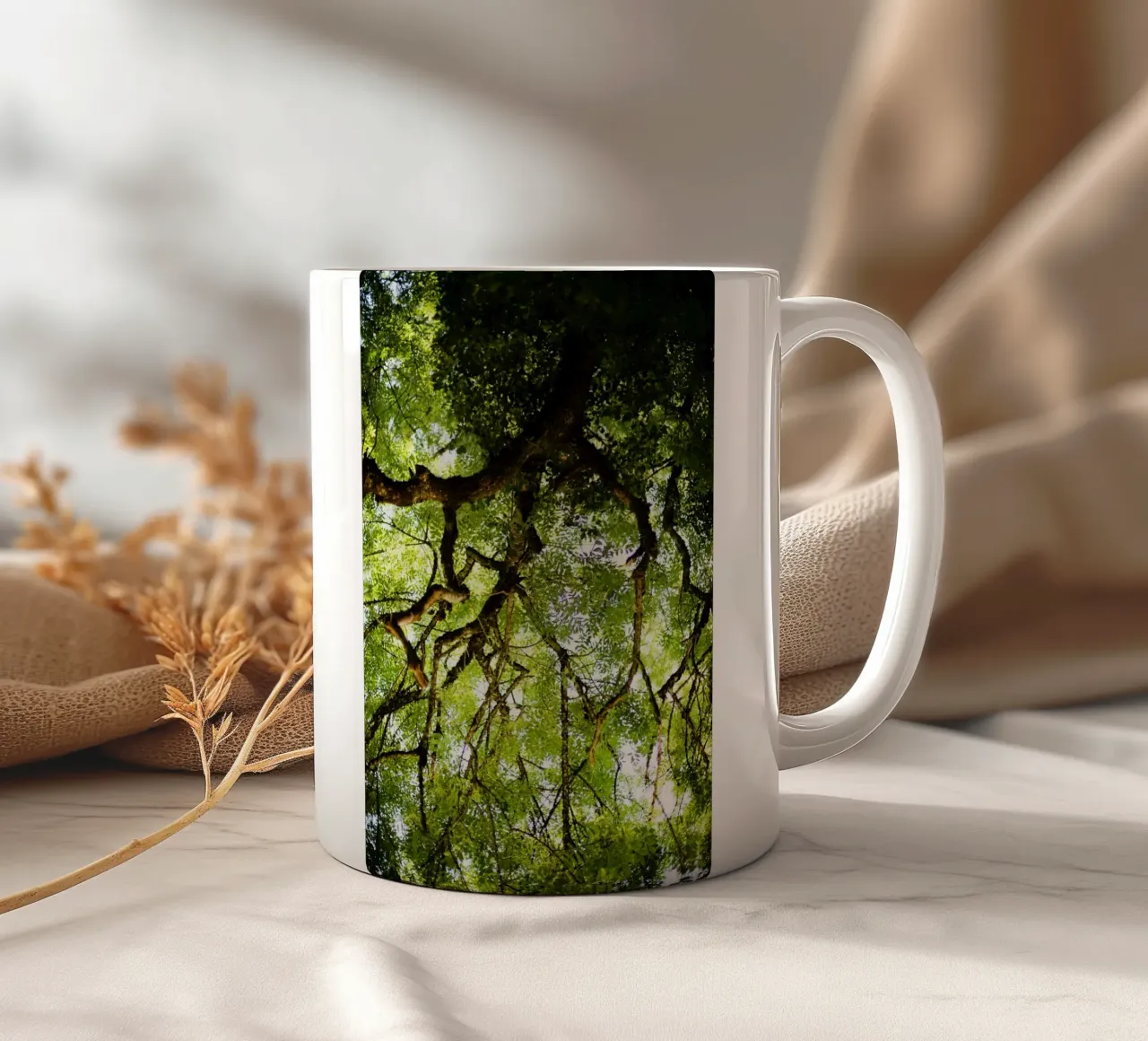 Baum in Bourgogne - Franche Comté, Frankreich tazza in ceramica da Simon Koy